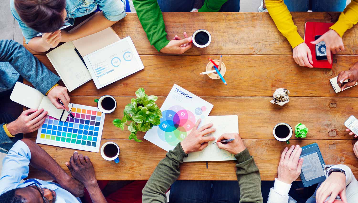 Beschäftigte Gruppe von Menschen diskutieren über Startup-Unternehmen